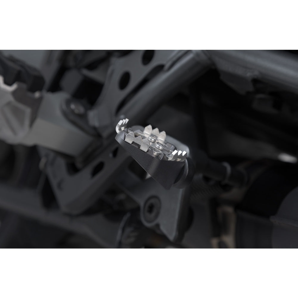 ADVENTURE step for brake pedal. Black/Silver.